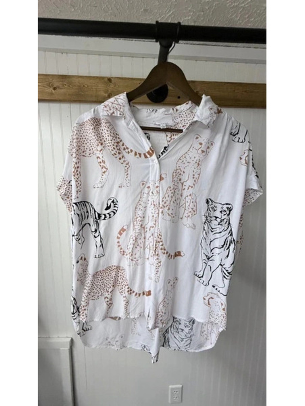 Jane & Delancey white button-down top cheetah leopard tiger safarilarge vacation